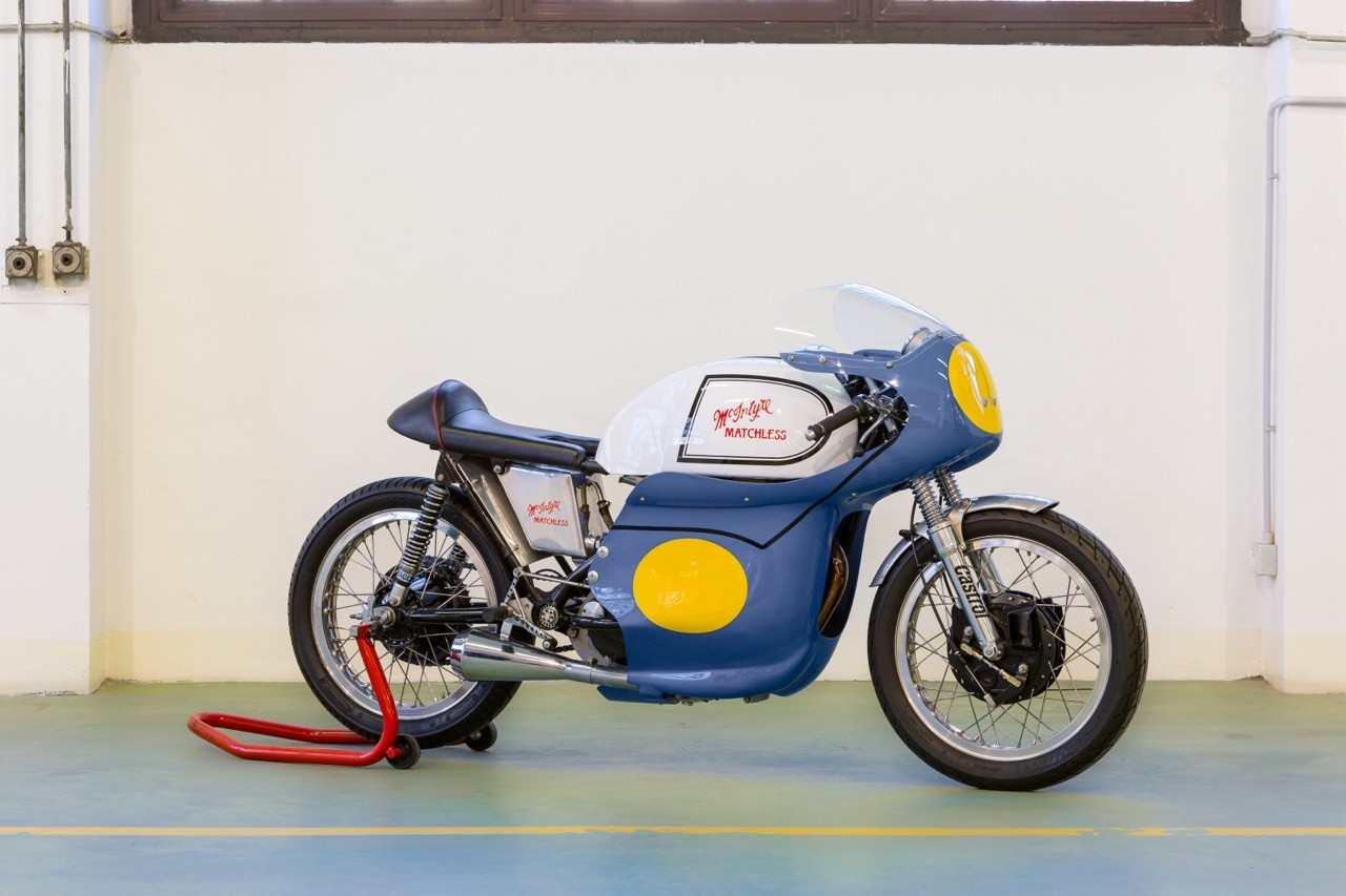 <div class='descrGalleryTitle'>Matchless G 50 McIntyre</div><div class='descrGalleryText'><p>Un piccolo pezzo di storia del motomondiale questa G 50. La storia del modello è estremamente interessante, nato a inizio anni ’60 per mano del <b>pilota Bob McIntyre</b> che aveva sviluppato una ciclistica in cui ospitare un 350 cc AJS 7R Boy Racer. Tale ciclistica passò poi nelle mani dell’australiano Jack Findlay, che la motorizzò con un motore Matchless G 50, monocilindrico 500, con cui nel ’68 fu <b>vicecampione del mondo</b> alle spalle di Agostini. L’esemplare in vendita è una rarissima replica di quella moto unica, oltretutto in condizioni perfette. Il valore è di rilievo, siamo prossimi ai 30.000 euro.</p>
</div>